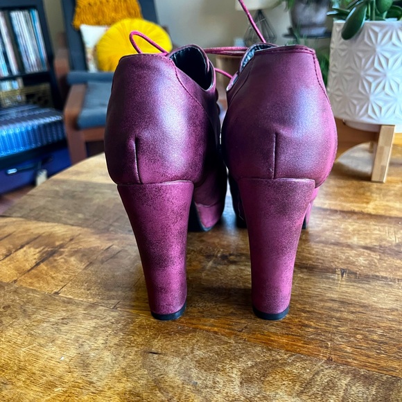 Adorable heels for a night out! These go well with ANYTHING, especially jeans. - Picture 4 of 5